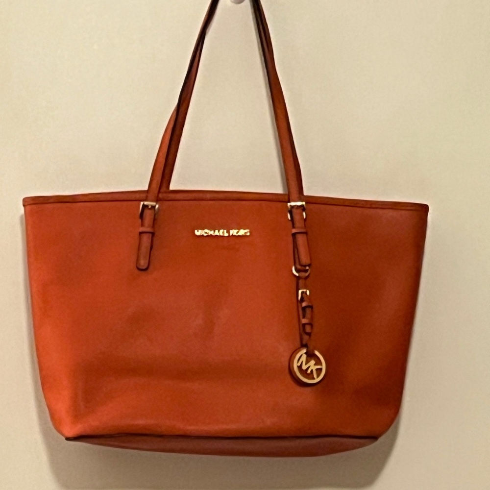 🧡 Michael Kors Orange Tote – Stylish & Functional! 🧡